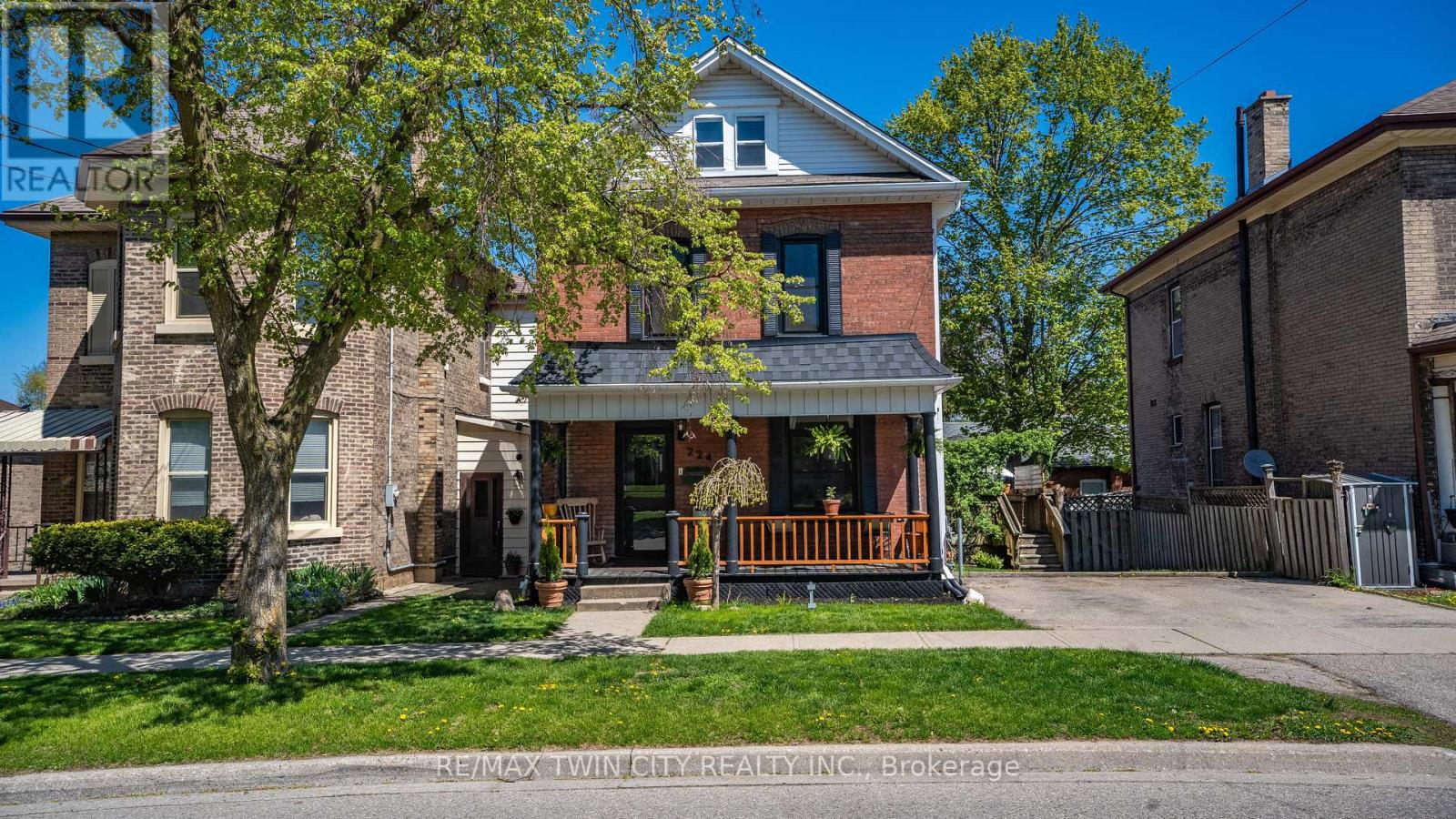 224 WELLINGTON STREET