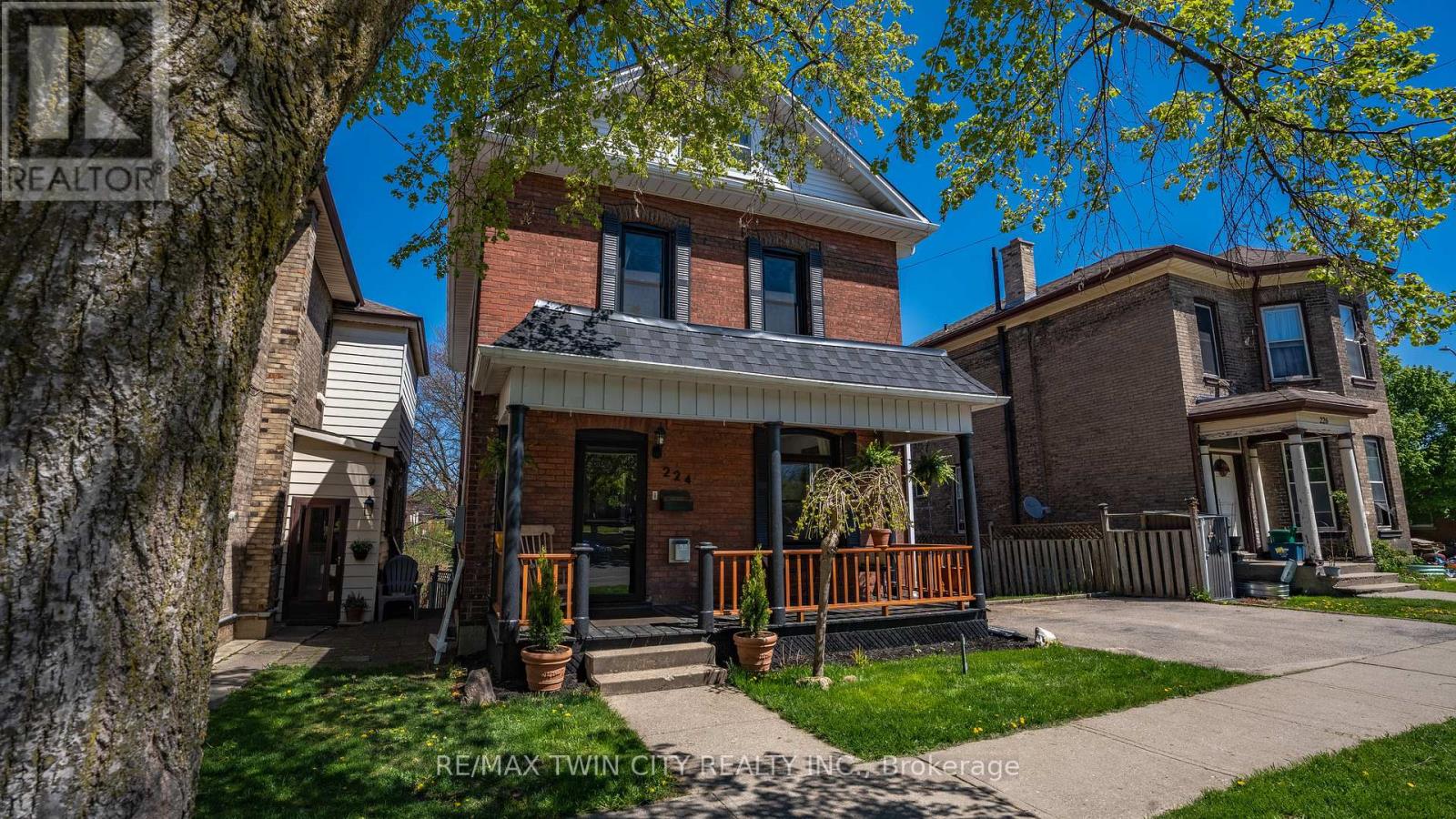 224 WELLINGTON STREET