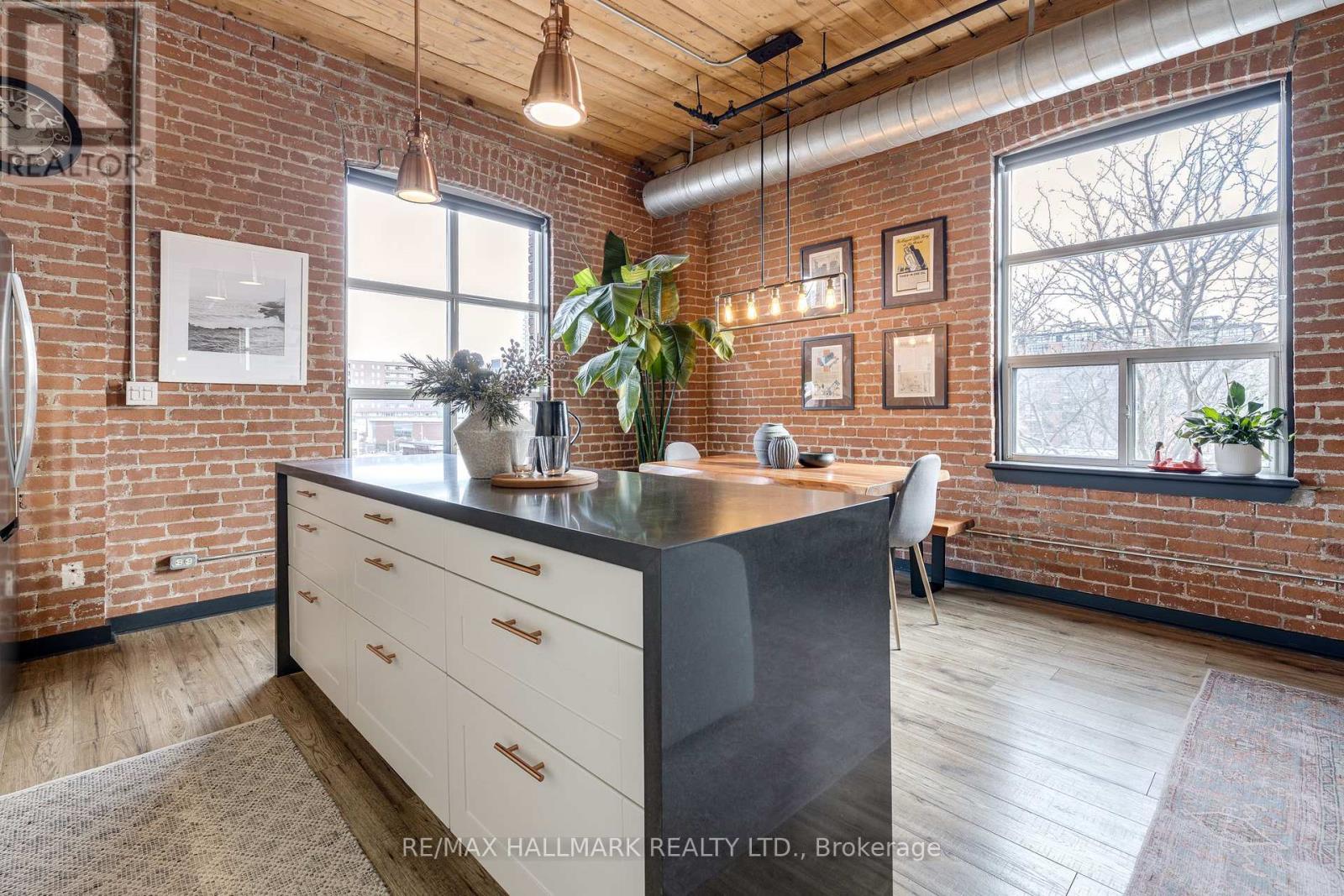 406 - 426 QUEEN STREET E