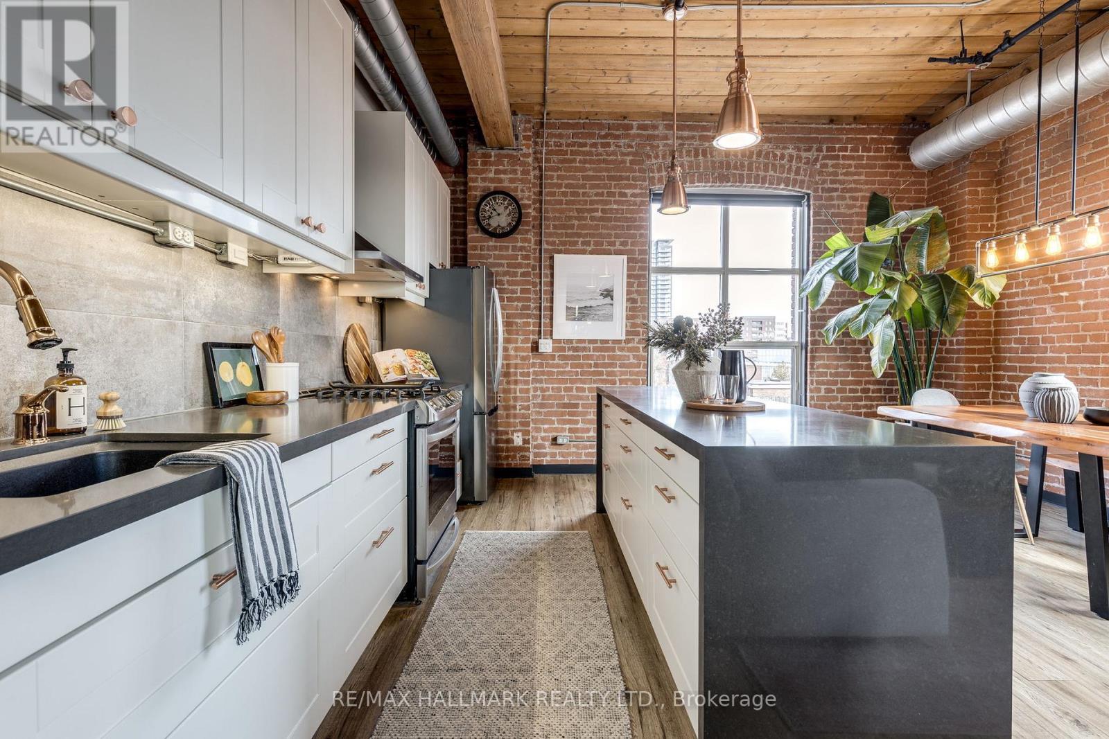 406 - 426 QUEEN STREET E