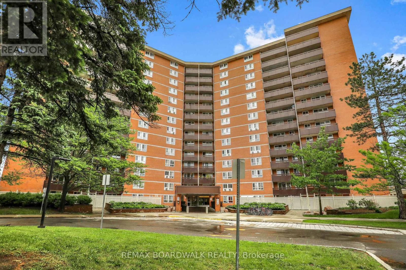 Photo 1 of 29 — 115 - 2020 JASMINE CRESCENT Unit 115, Ottawa, ON K1J8K5