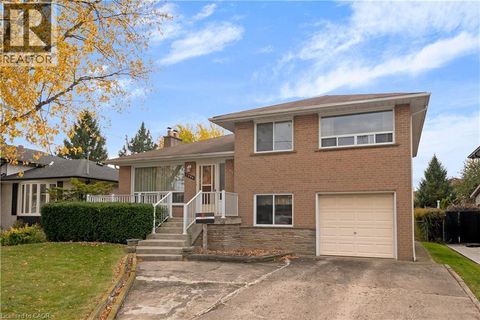 1394 STRATHY Avenue Mississauga ON L5E2L3