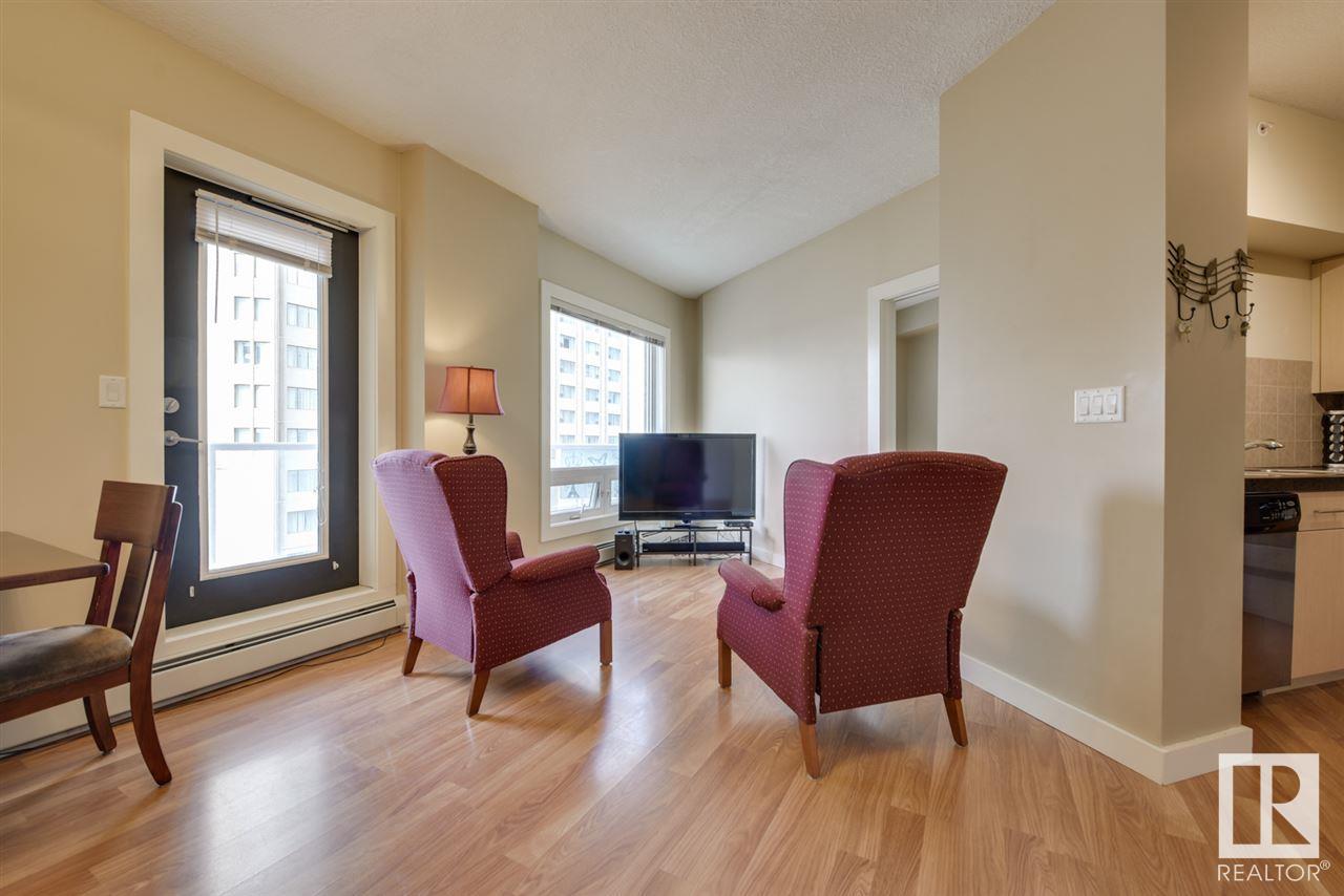 #906 10136 104 ST NW