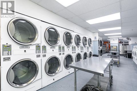 2852 DUFFERIN STREET Toronto (Yorkdale-Glen Park) ON M6B3S3