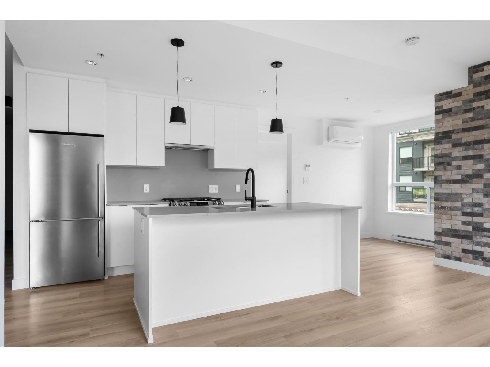 318 2493 MONTROSE AVENUE