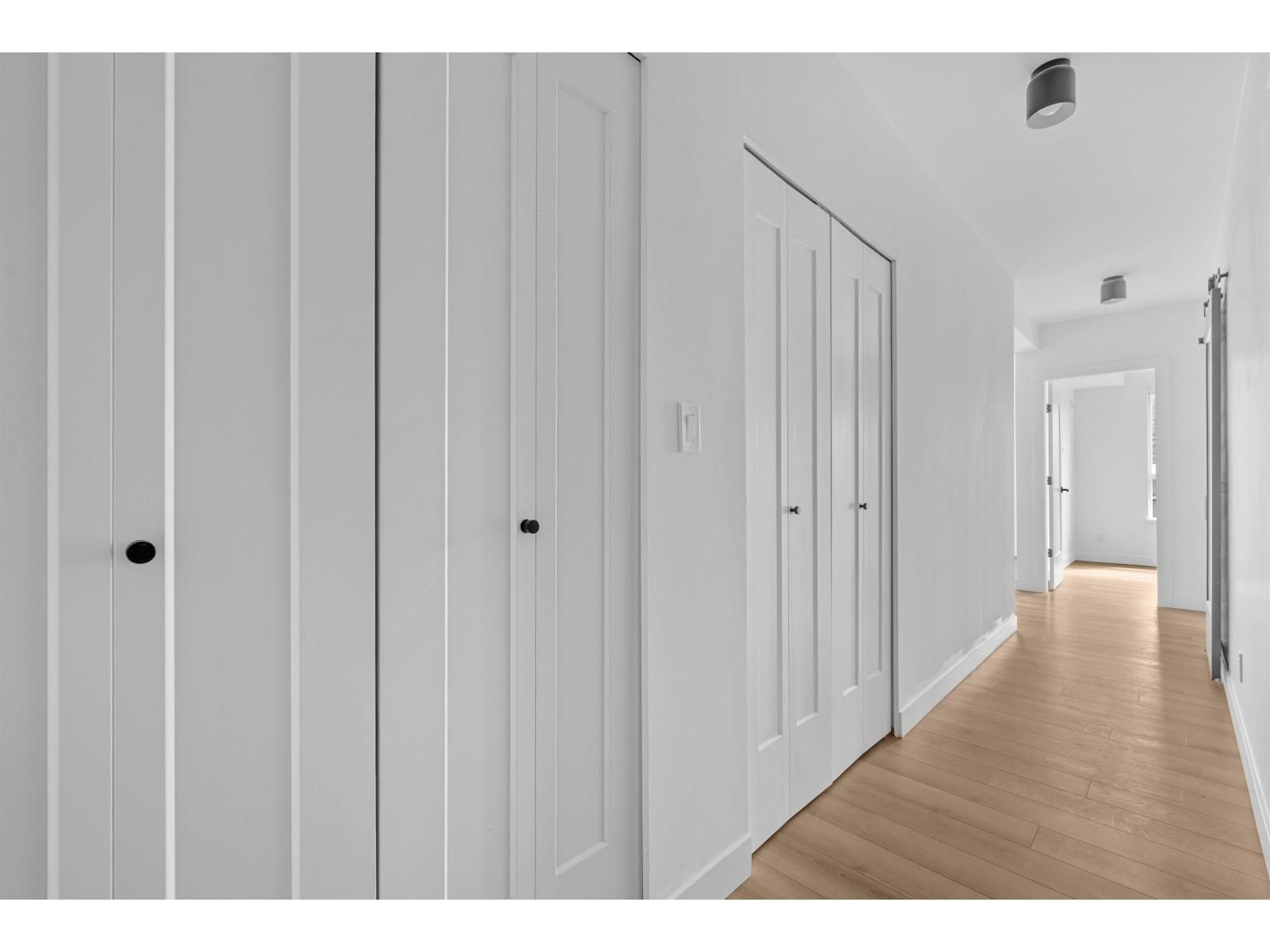 318 2493 MONTROSE AVENUE