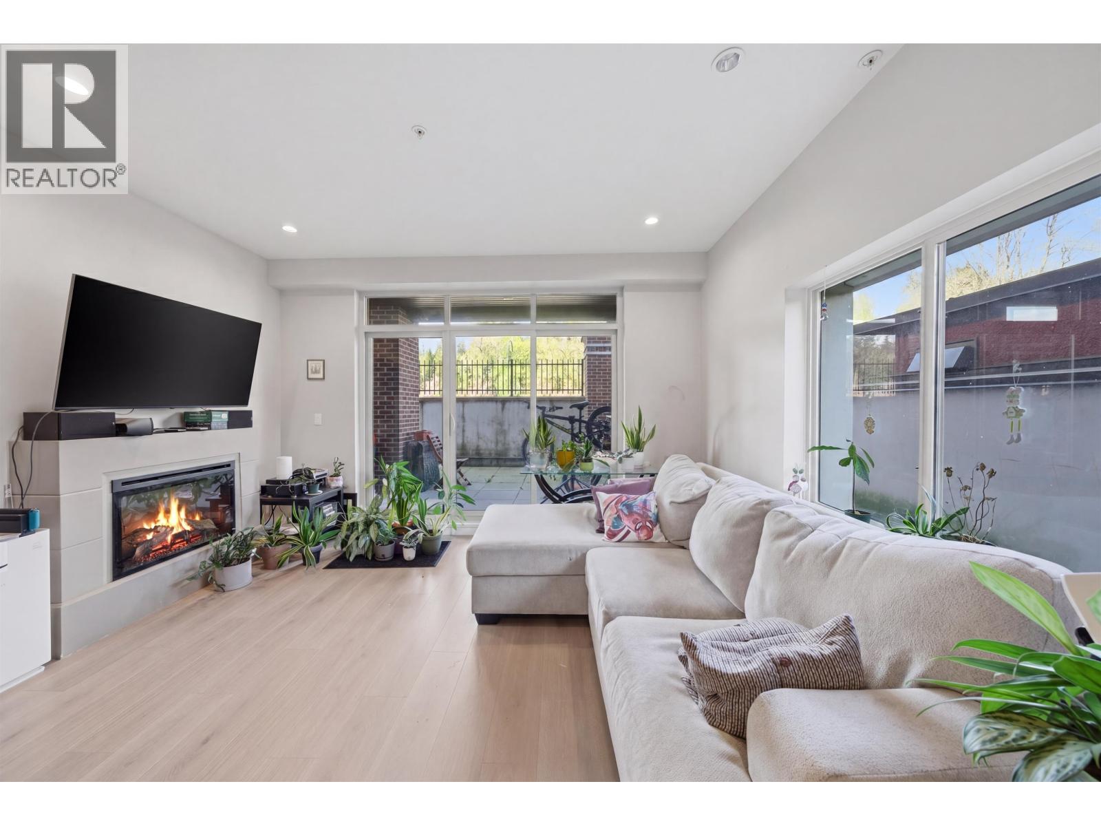 204 1273 MARINE DRIVE