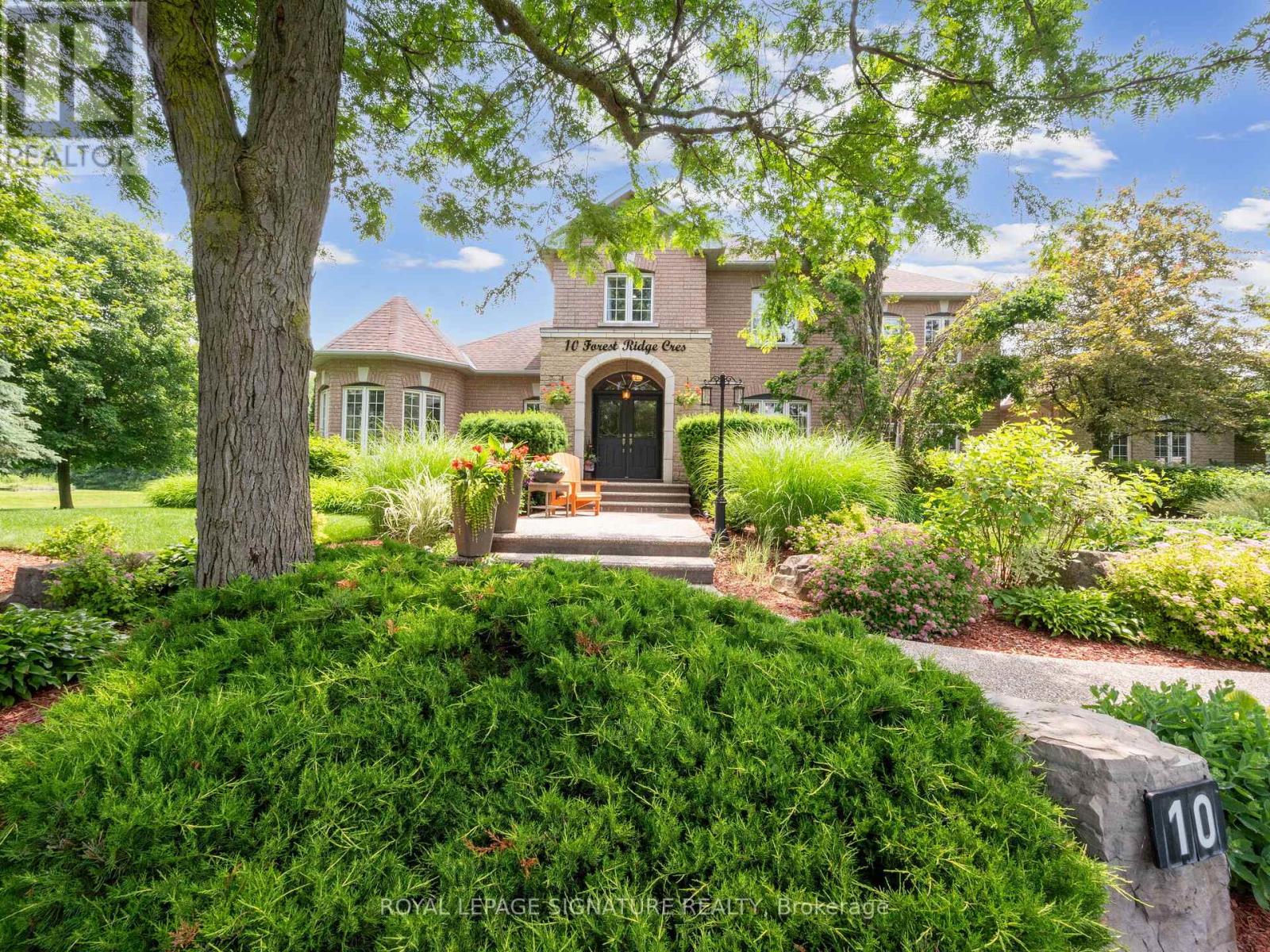 10 FOREST RIDGE CRESCENT