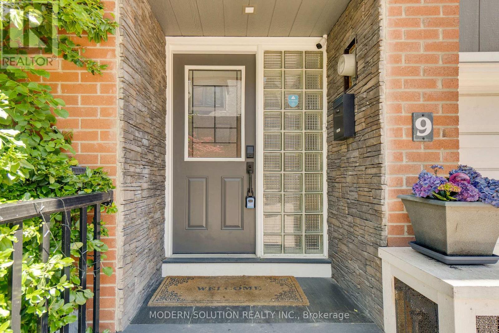 9 DOUVILLE COURT