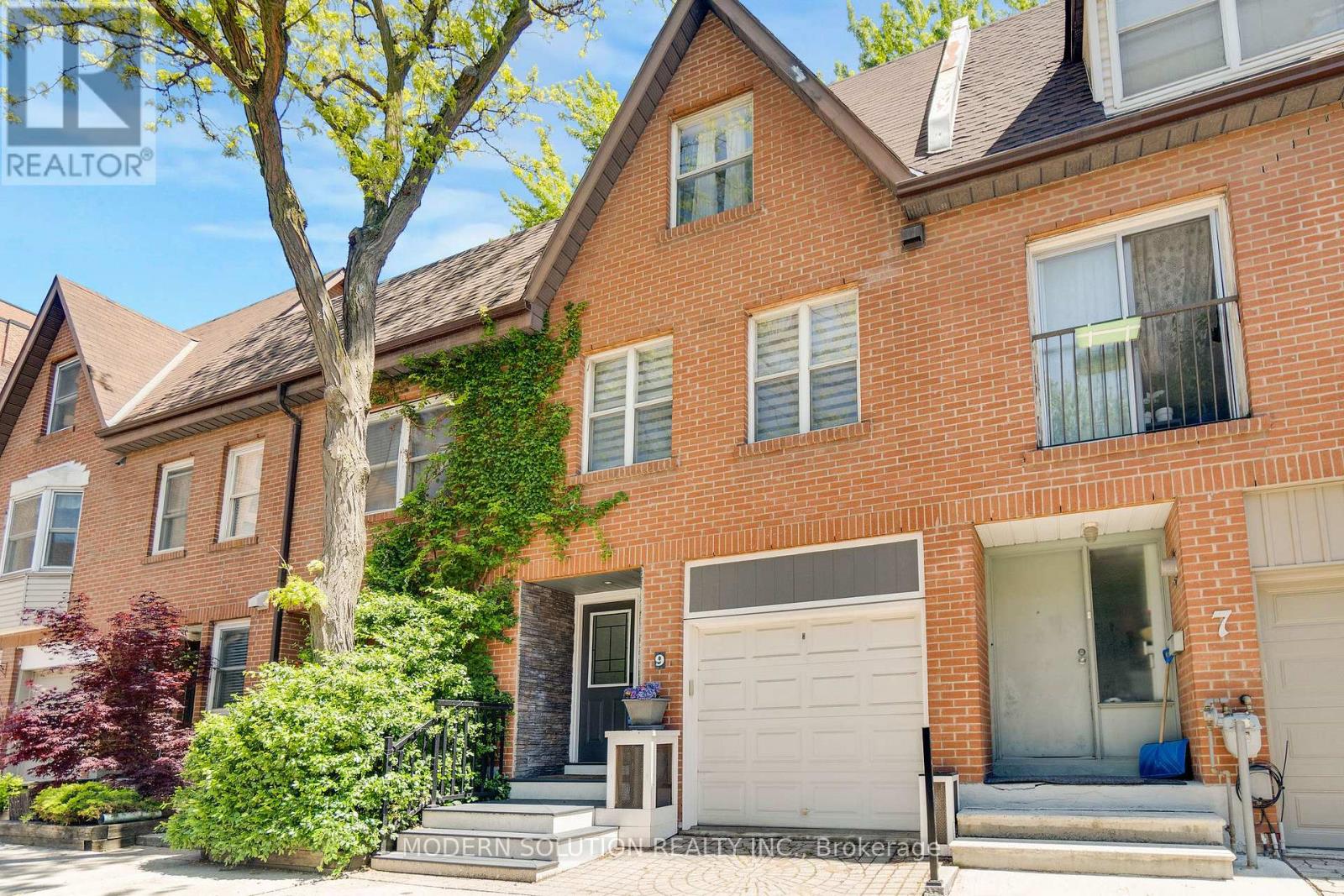 9 DOUVILLE COURT