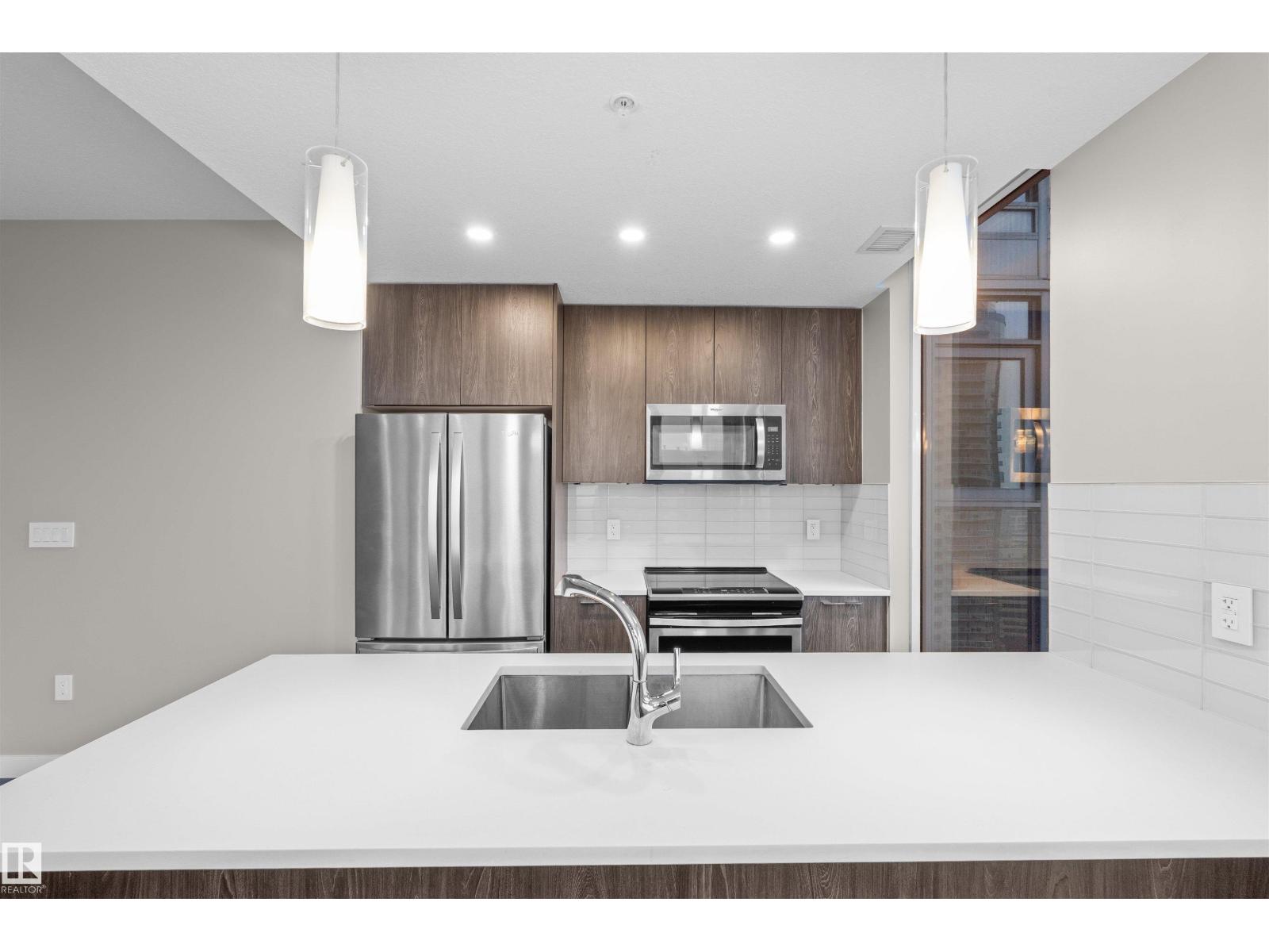 #2201 10180 103 ST NW