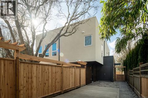 2 920 Island Rd Oak Bay BC V8S2T9