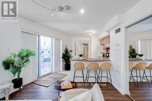 819 - 600 QUEENS QUAY W