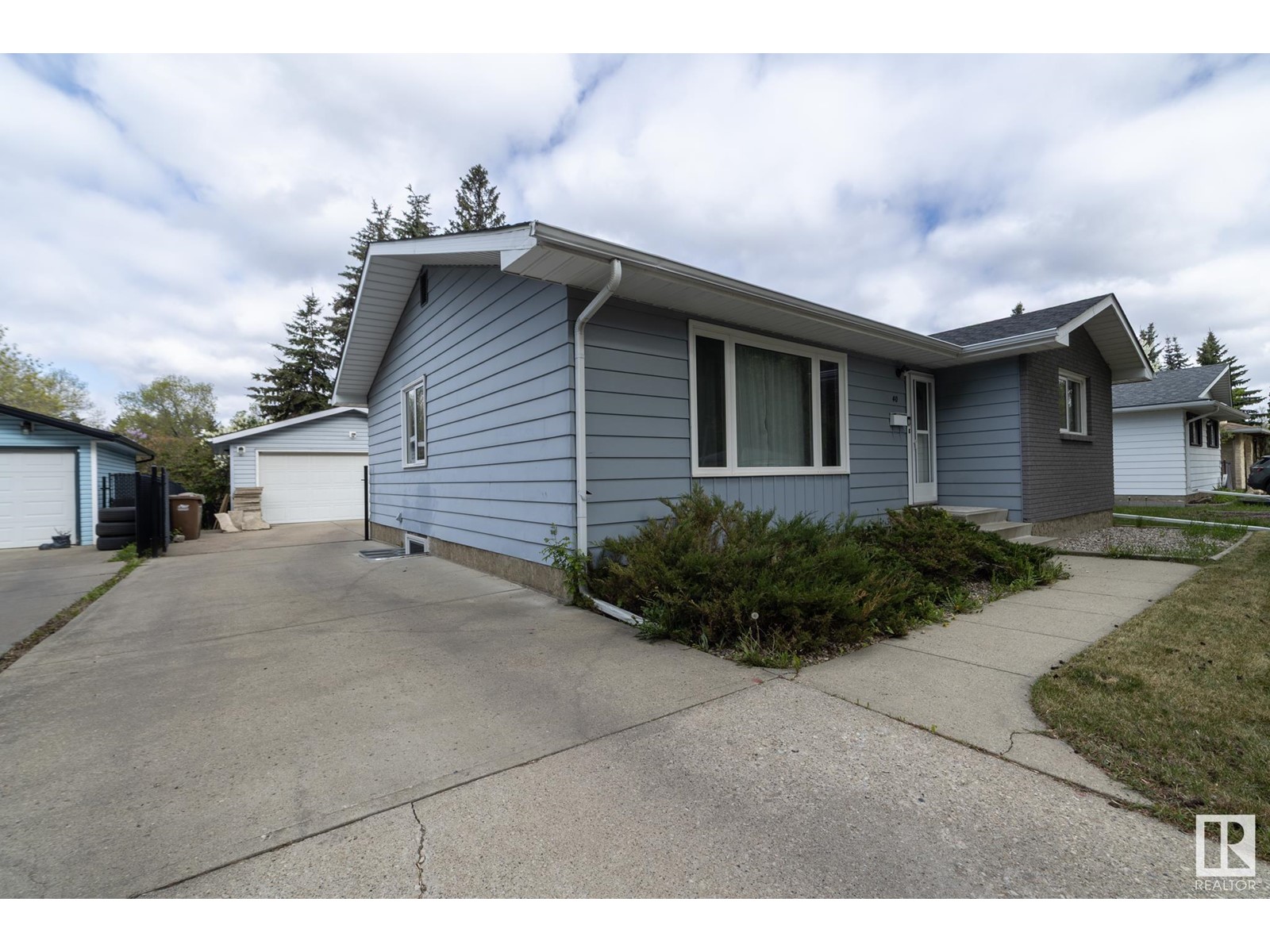 40 BURNHAM AV