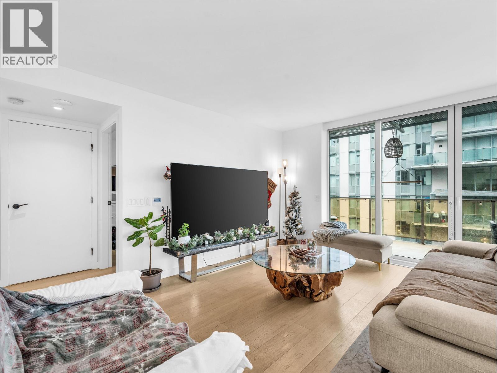 1401 1365 DAVIE STREET