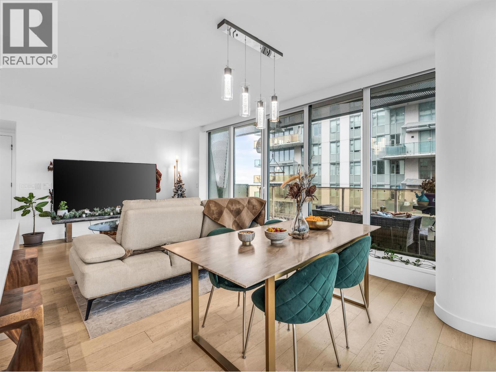 1401 1365 DAVIE STREET