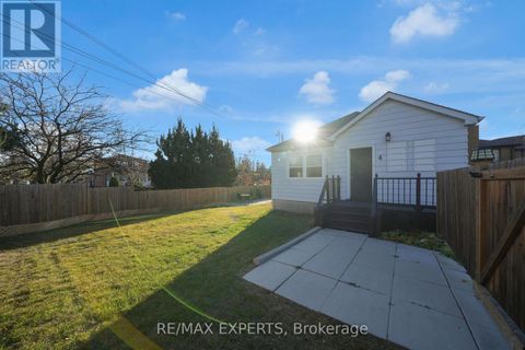 4 LARCHMERE AVENUE Toronto (Humber Summit) ON M9L2N1