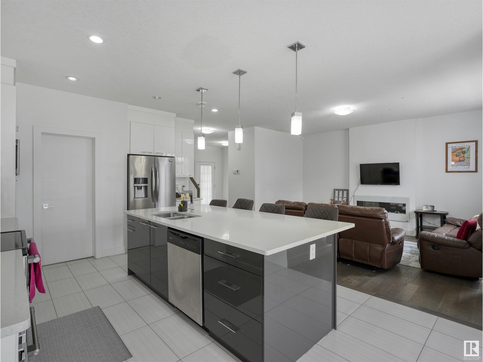 272 Fraser WY NW