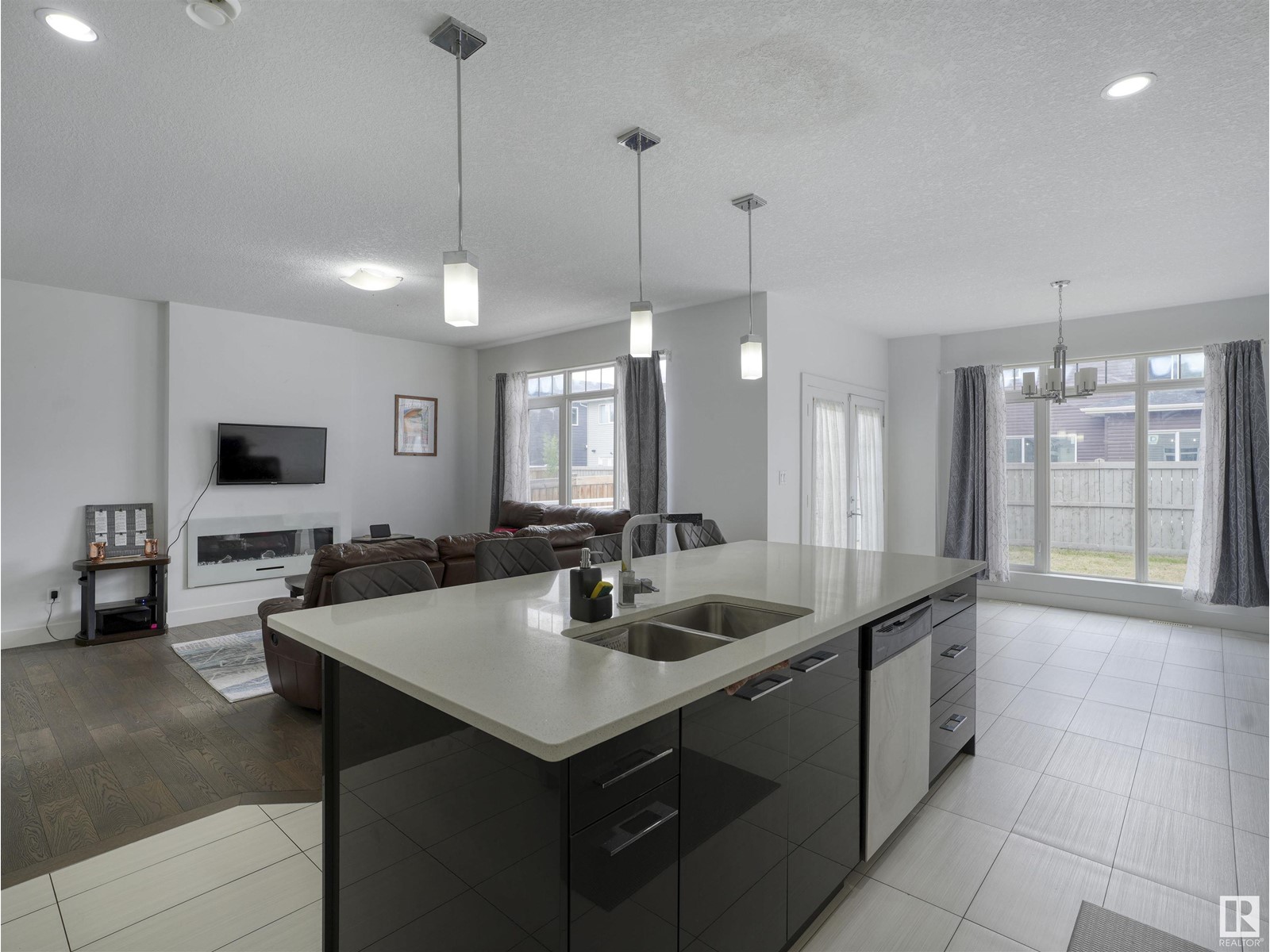 272 Fraser WY NW