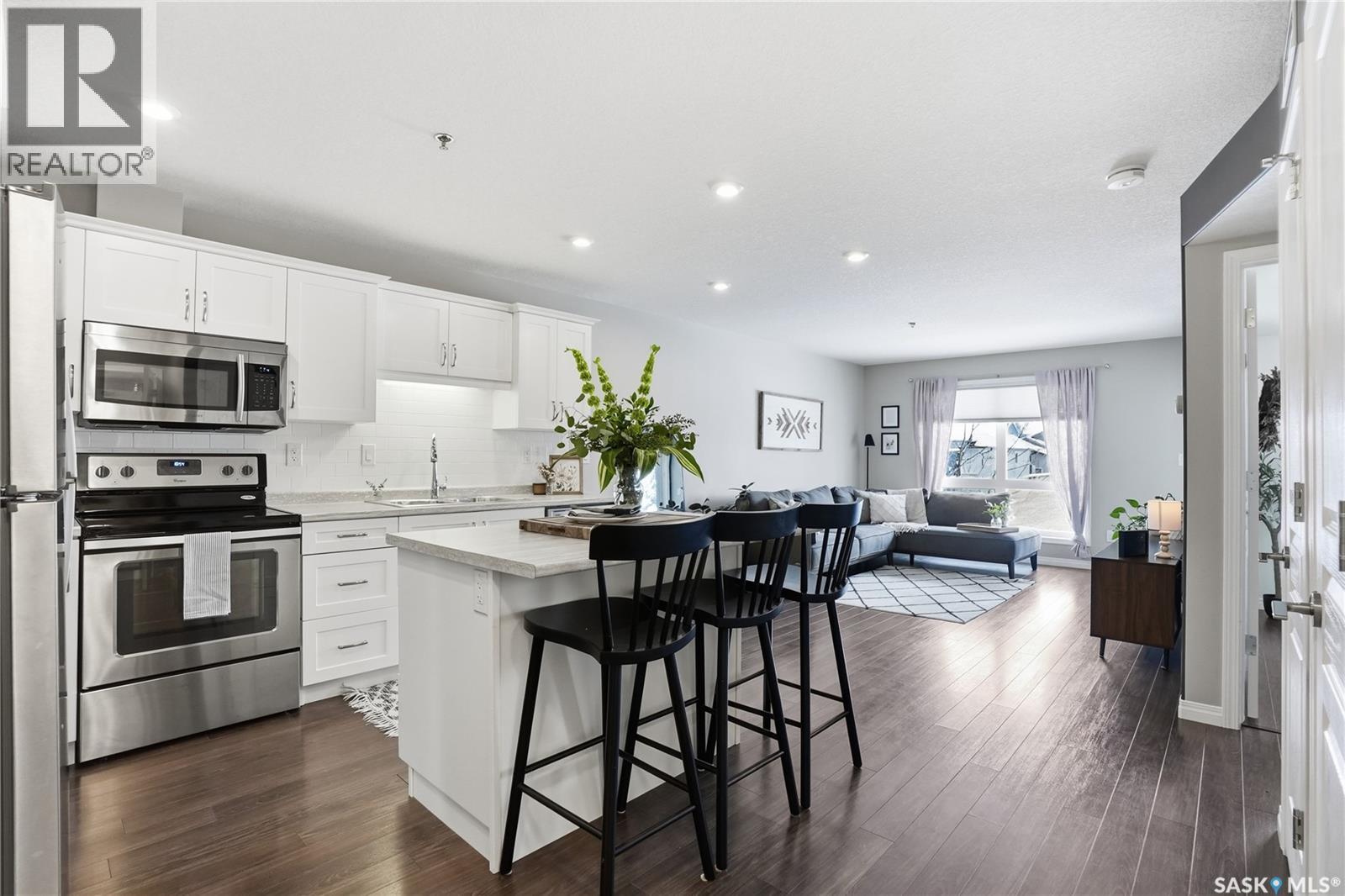 2105 104 Willis CRESCENT