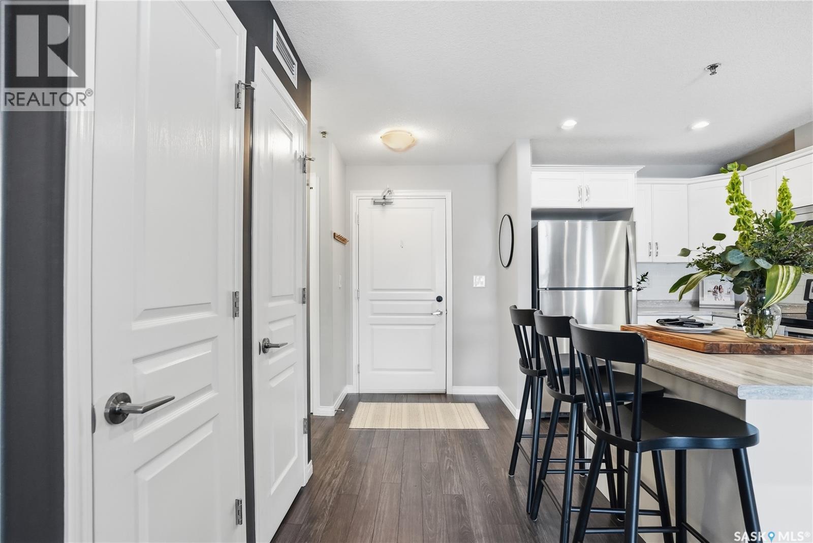 2105 104 Willis CRESCENT