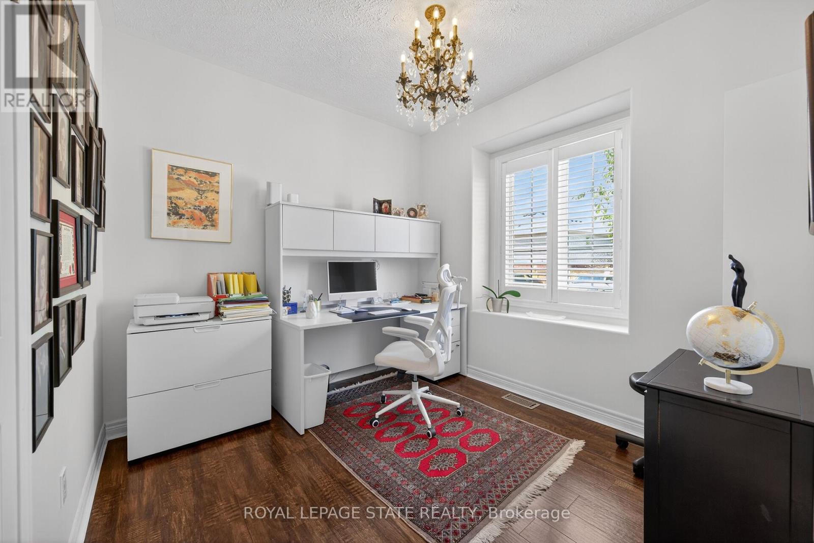 3 - 244 DUNDAS STREET W