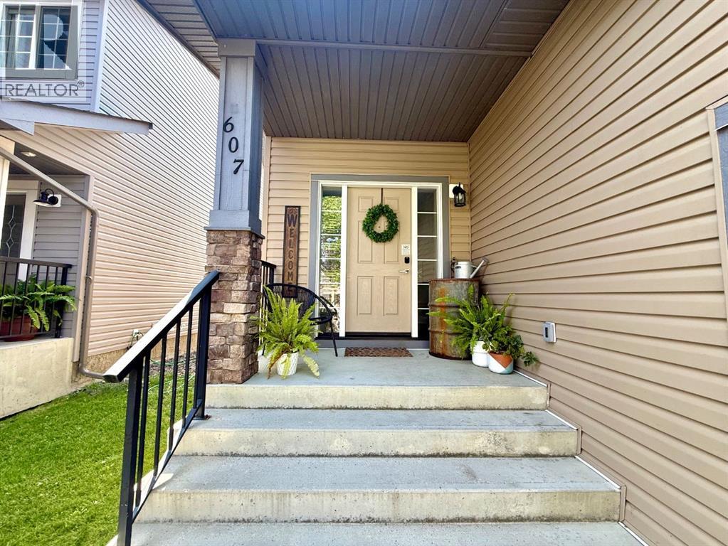 607 Montgomery Close SE