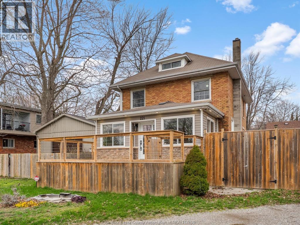 221 John STREET East