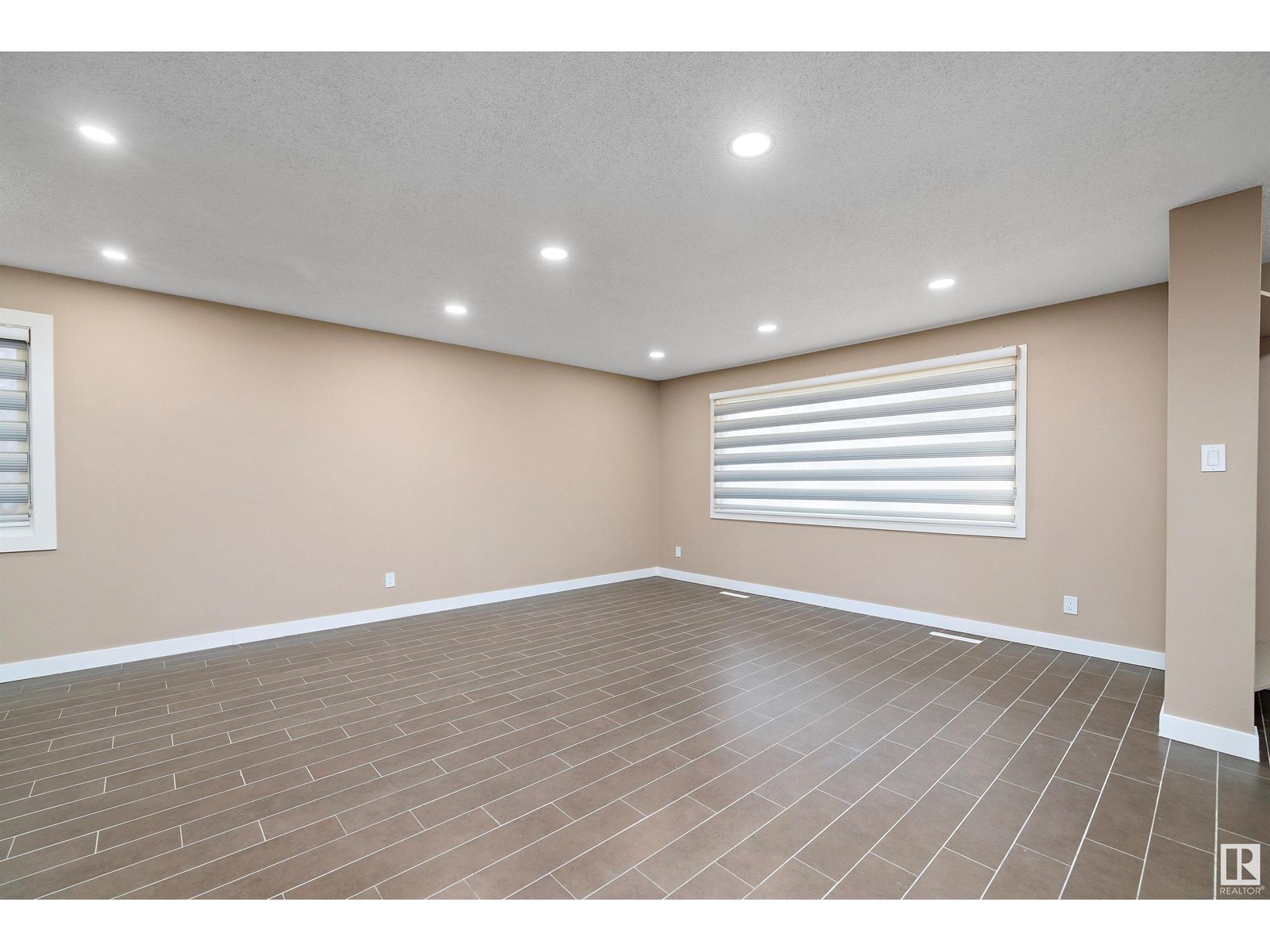 3411 105 AV NW
