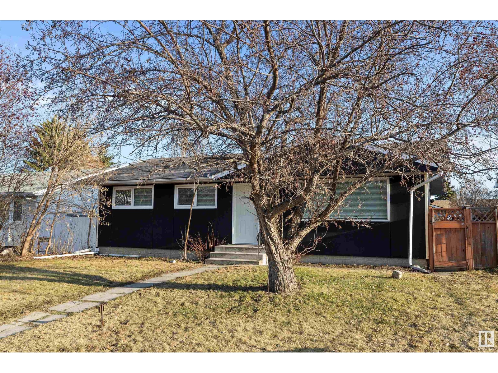 3411 105 AV NW