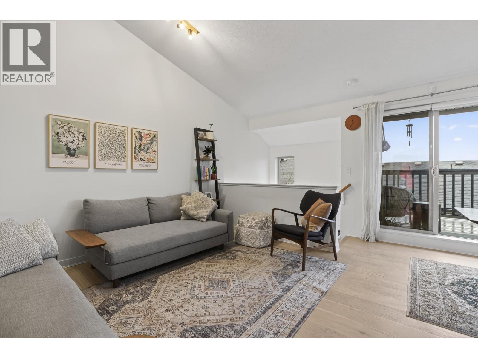 31 3855 PENDER STREET