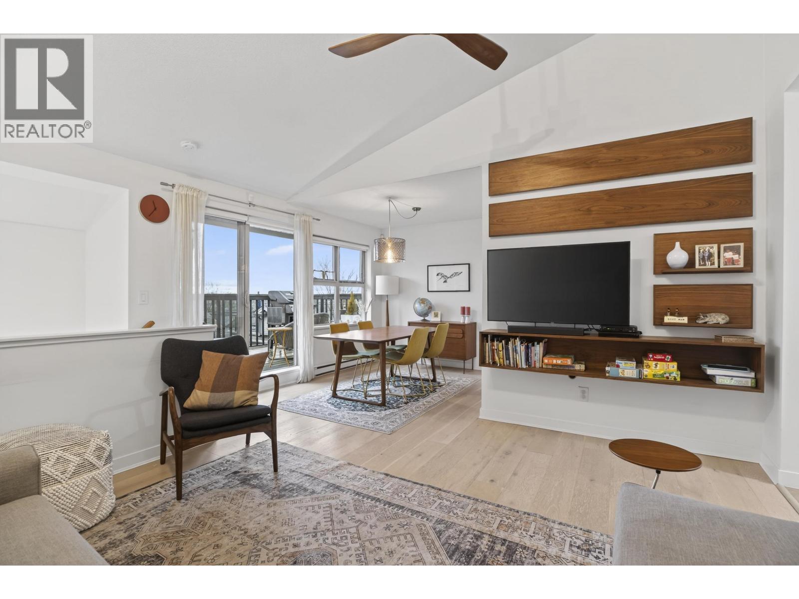 31 3855 PENDER STREET