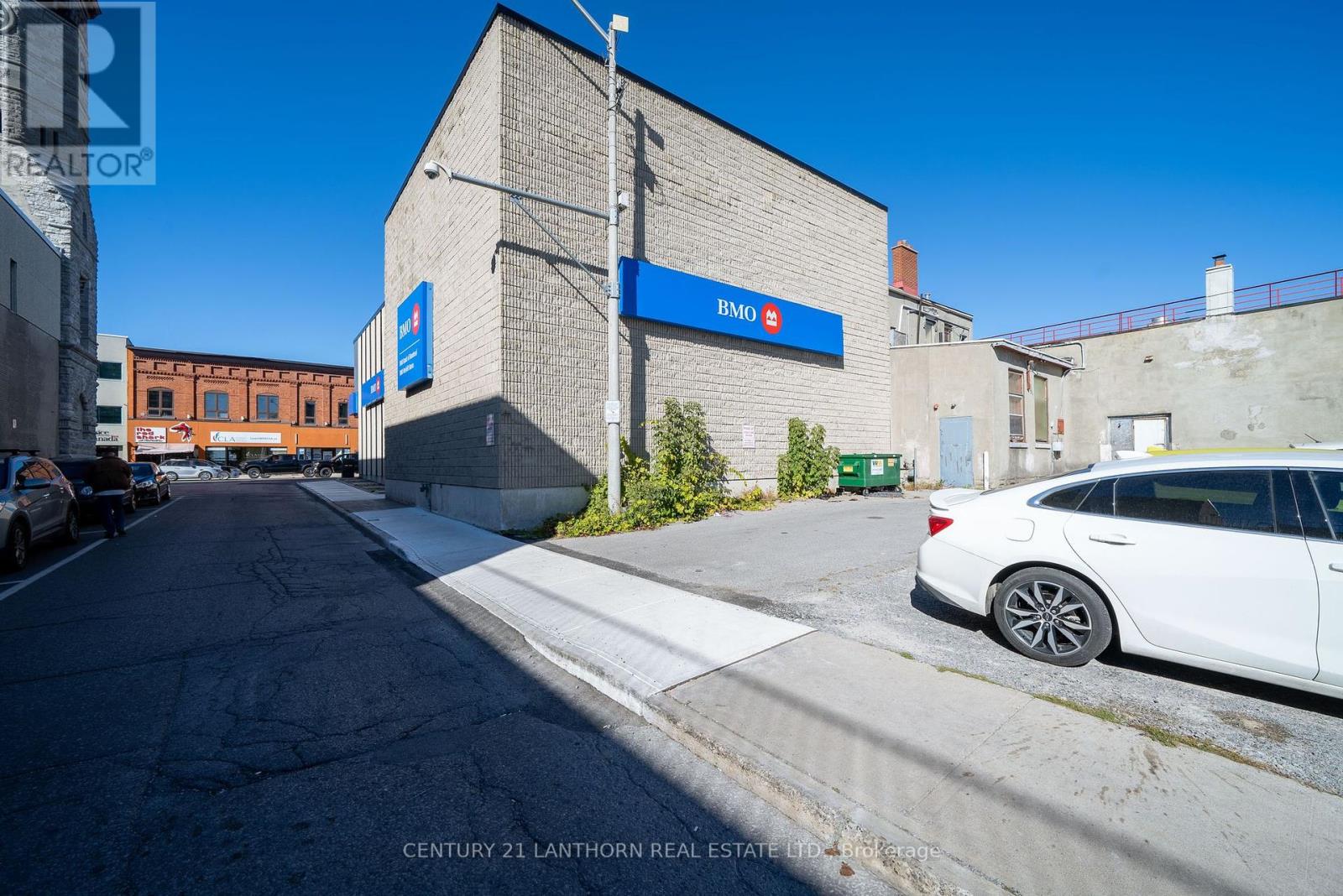 55 DUNDAS STREET W