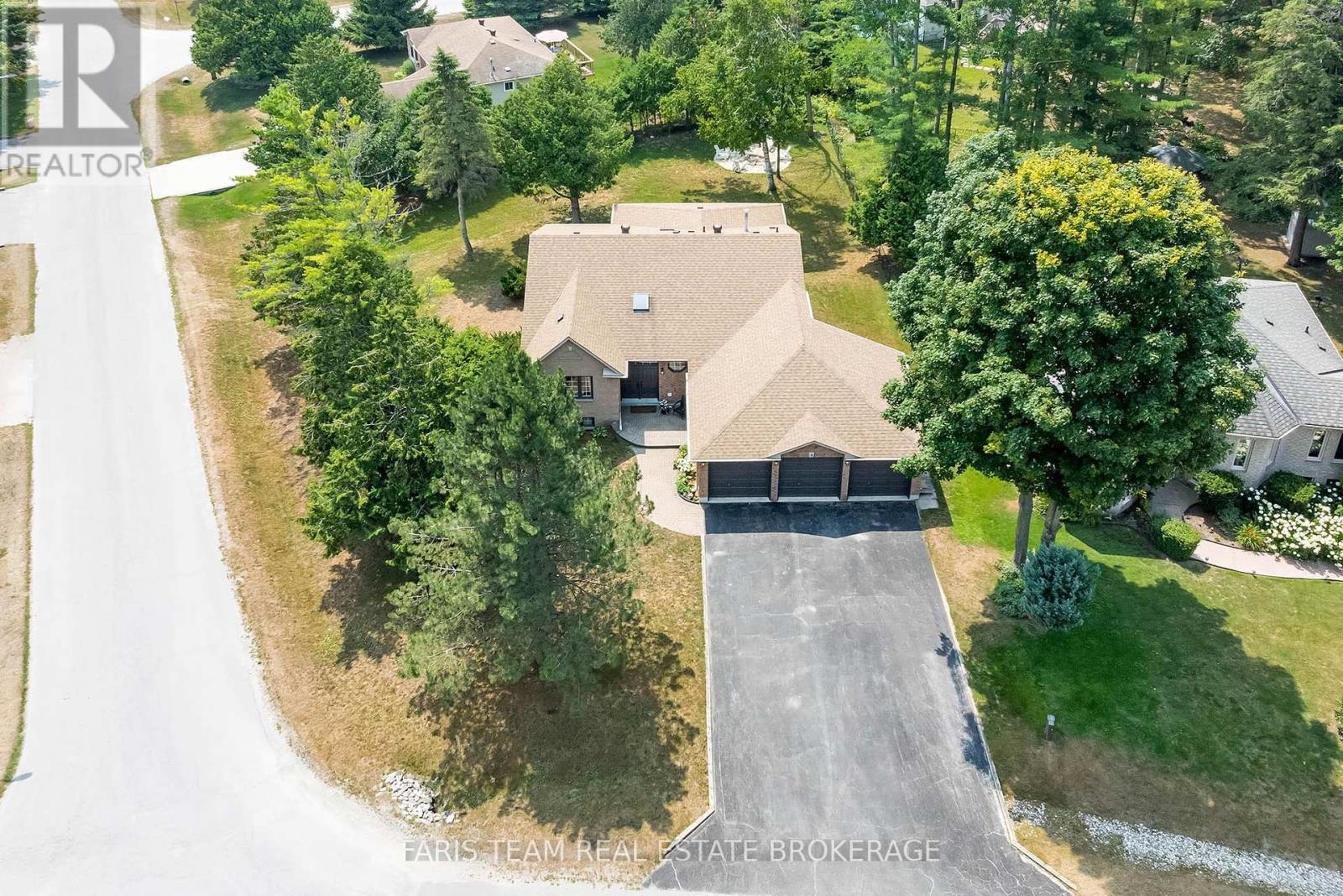 9 FAIRWAY CRESCENT