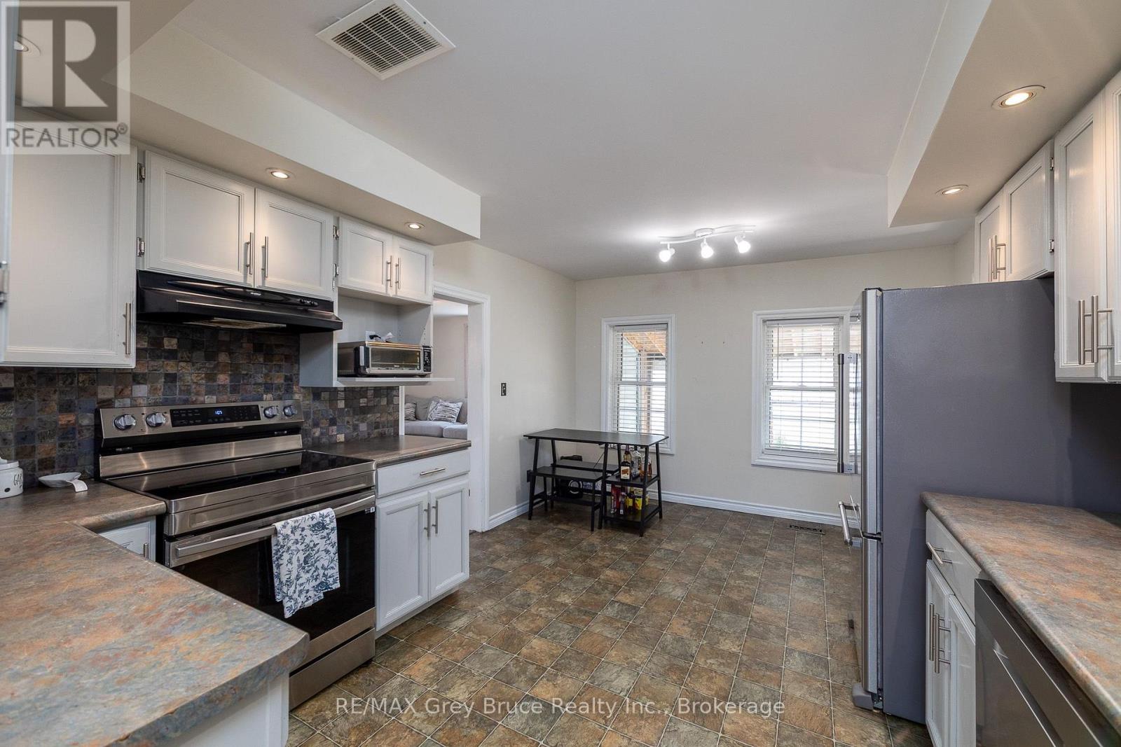 1110 2ND AVENUE W