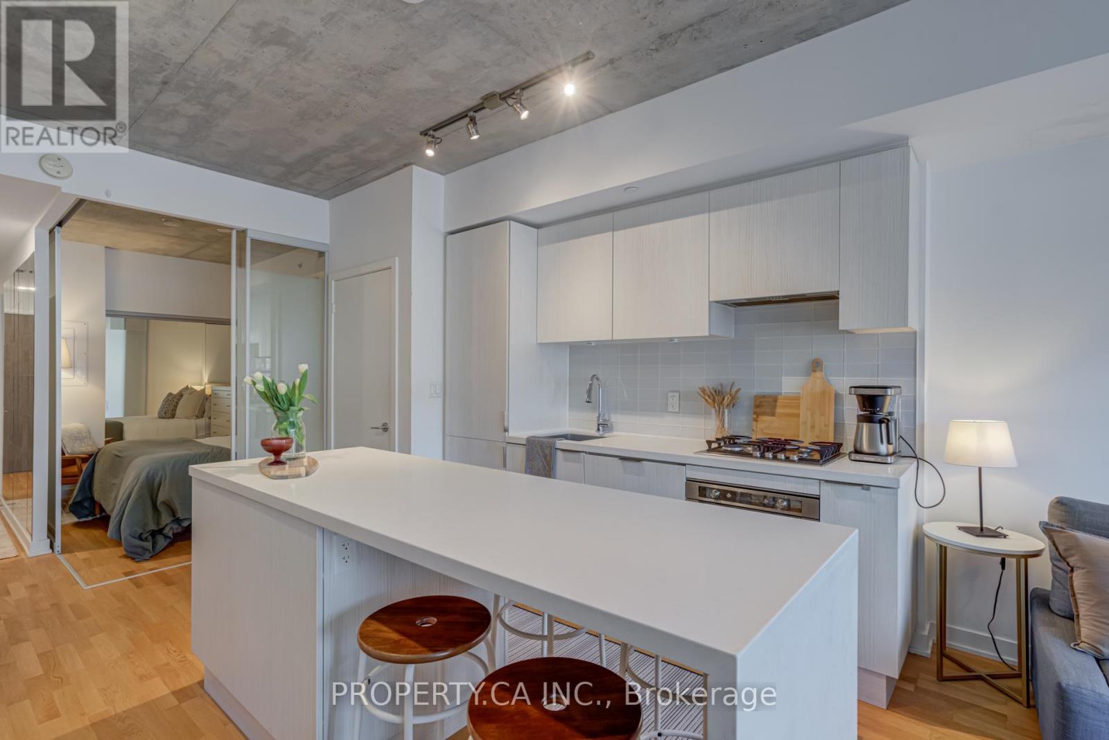 203 - 109 OSSINGTON AVENUE