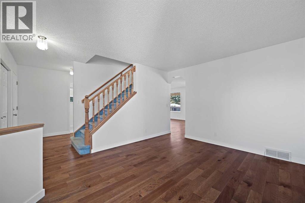 182 Coventry Close NE