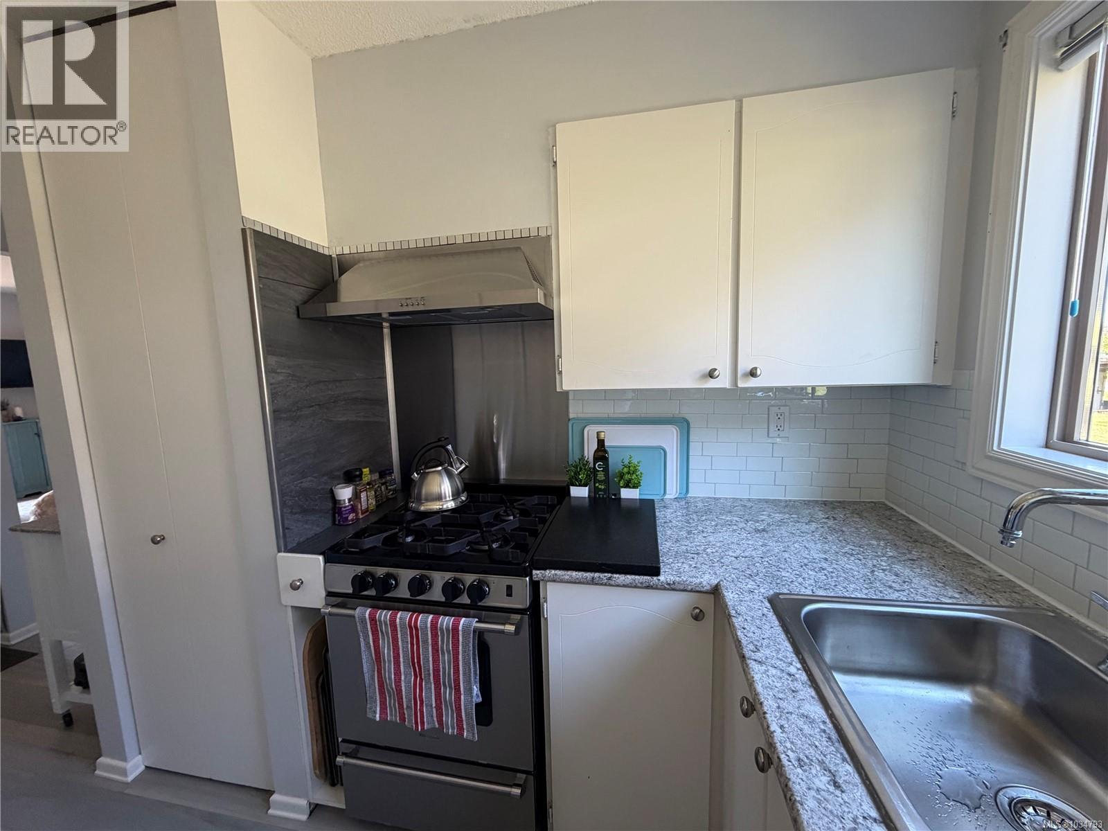 703 Nigei St
