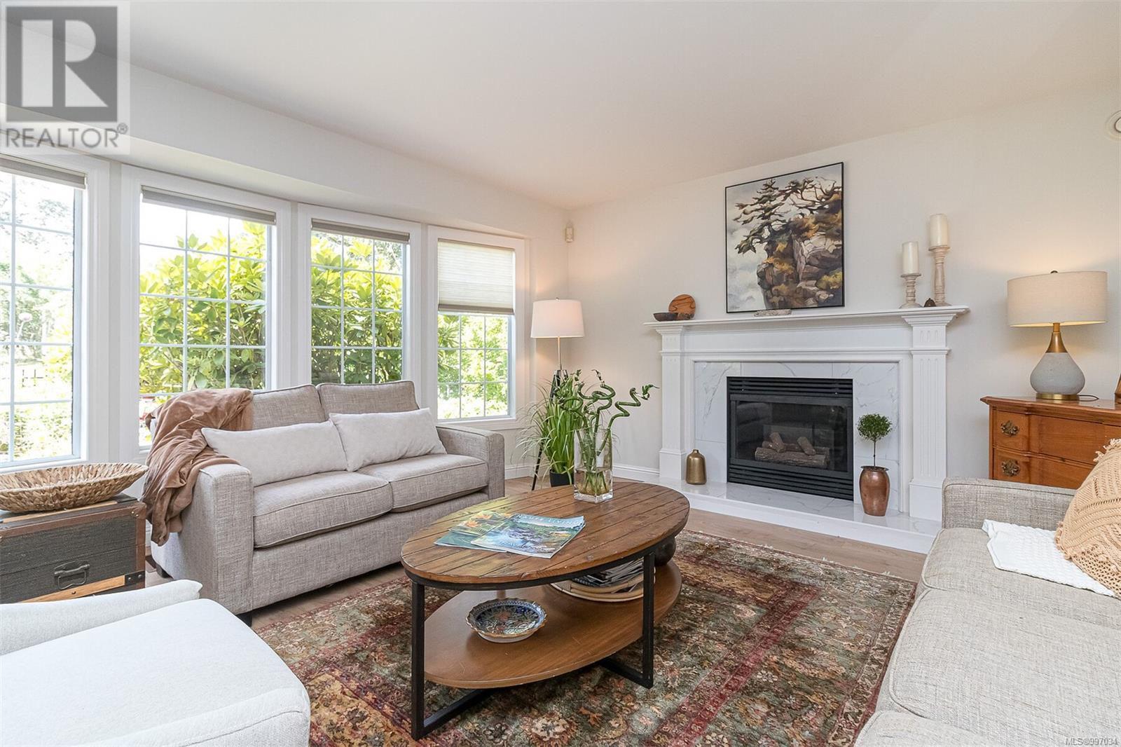 1251 Roslyn Rd