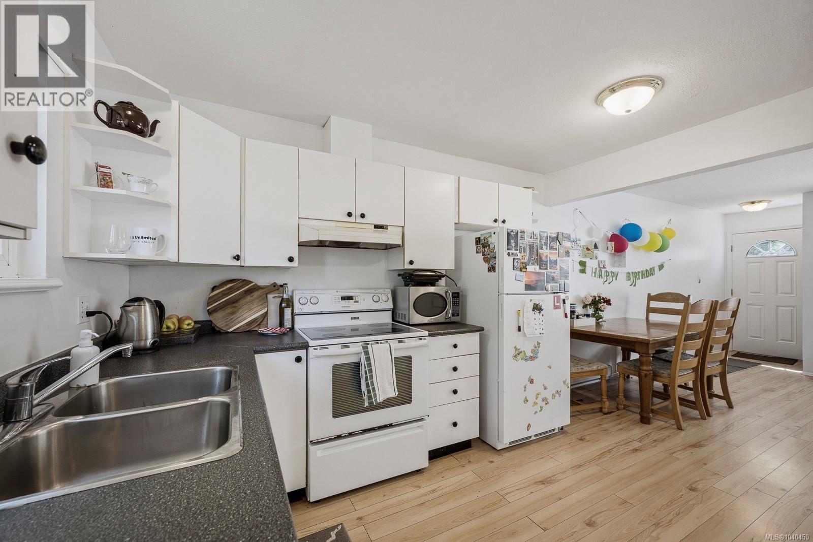 4 1535 Dingwall Rd