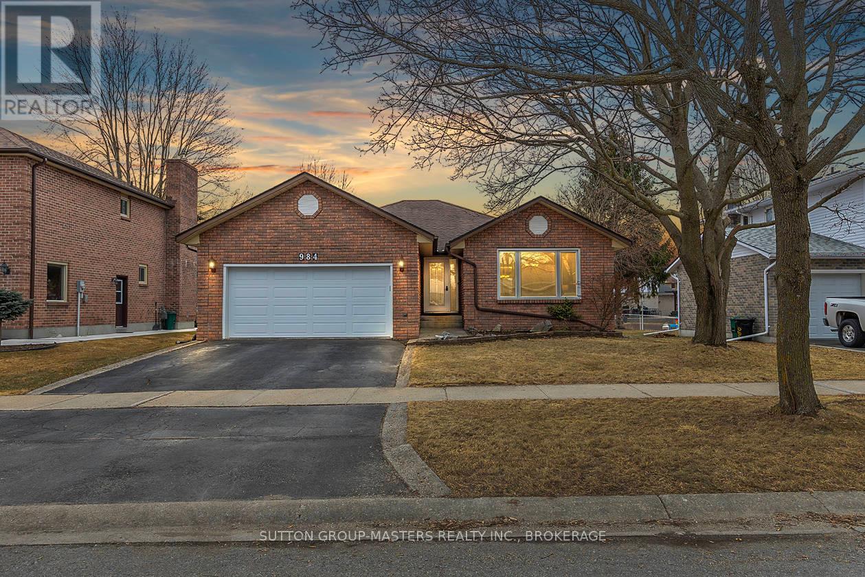 984 AMBLESIDE CRESCENT