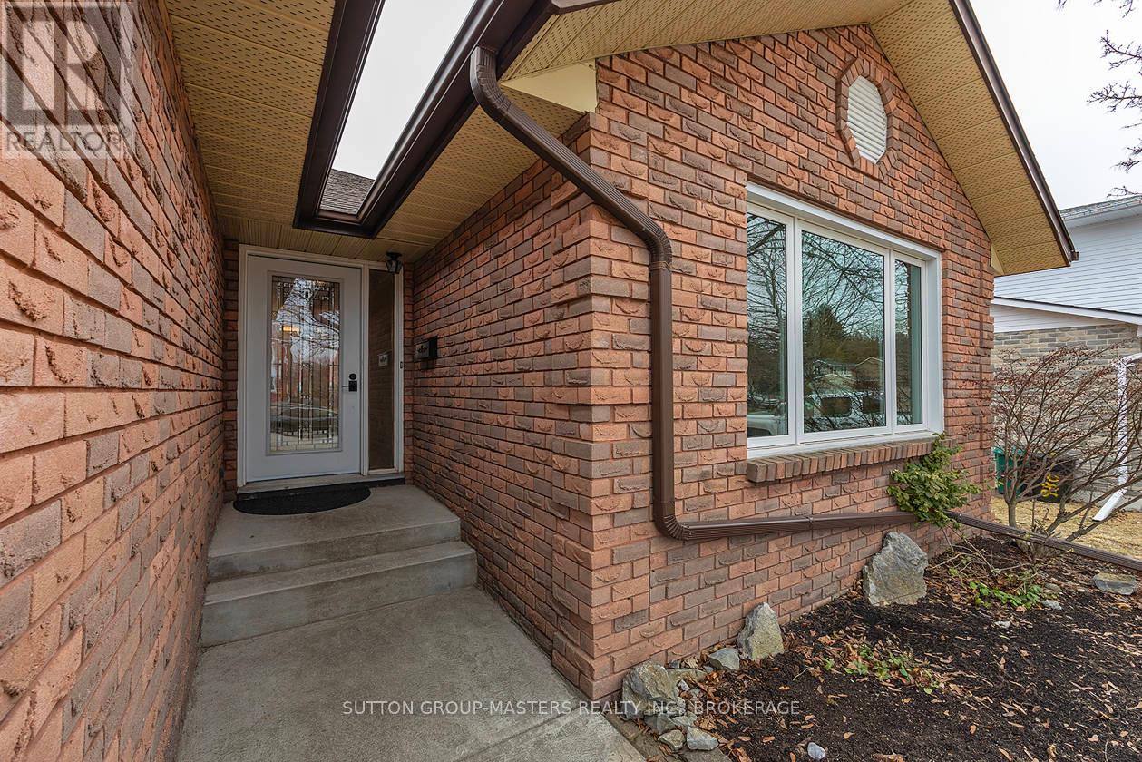 984 AMBLESIDE CRESCENT
