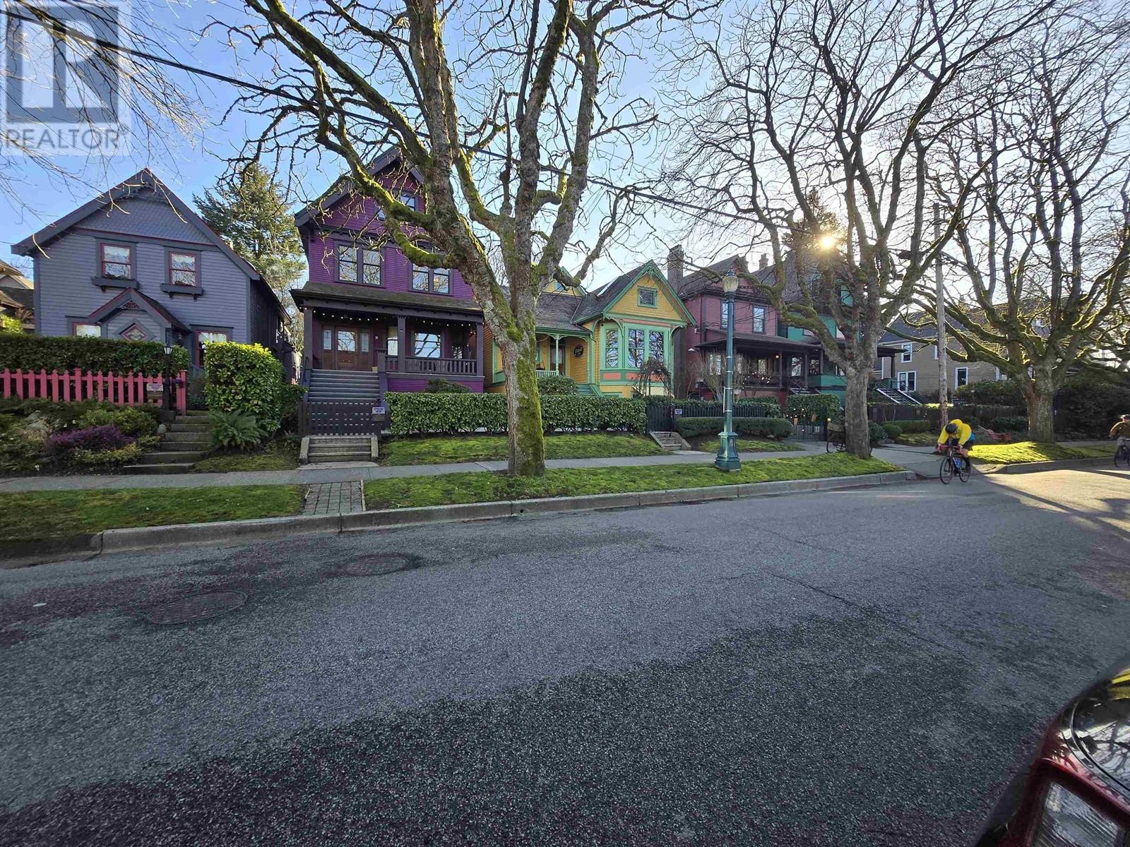 140 W 10TH AVENUE