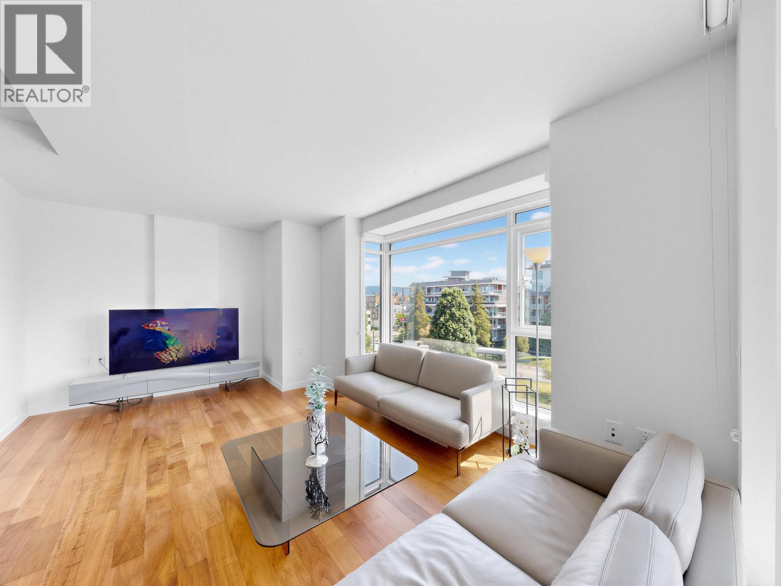 402 4189 CAMBIE STREET
