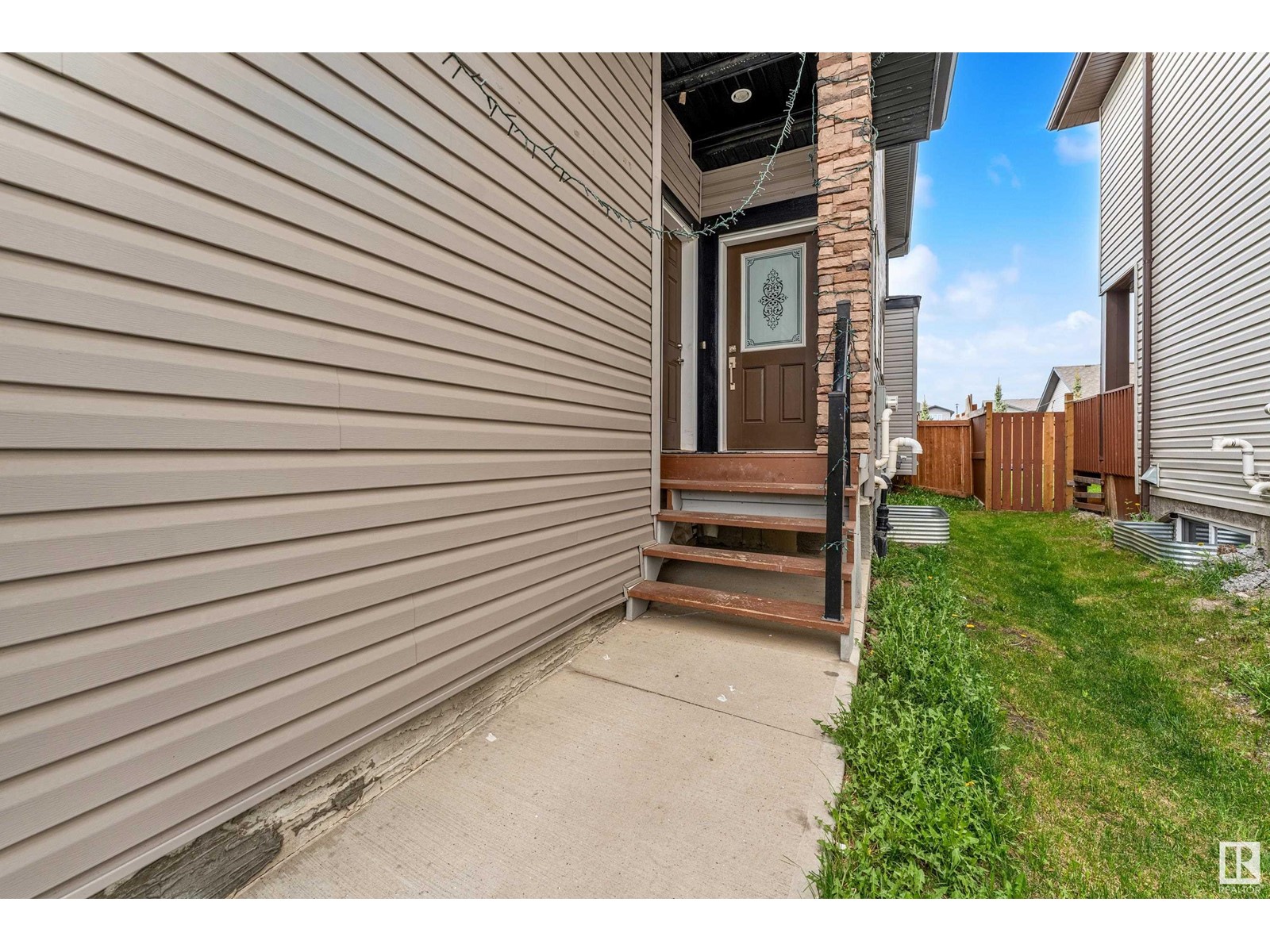 2616 22 AV NW