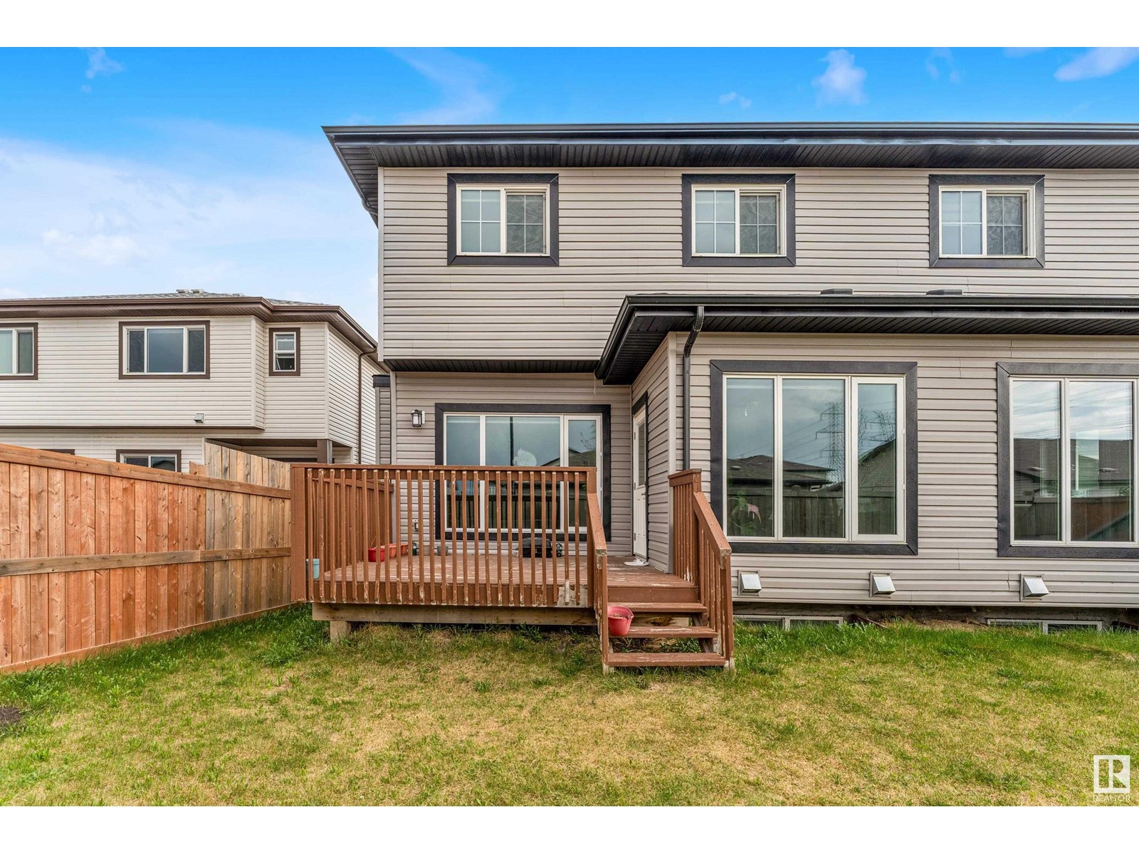 2616 22 AV NW