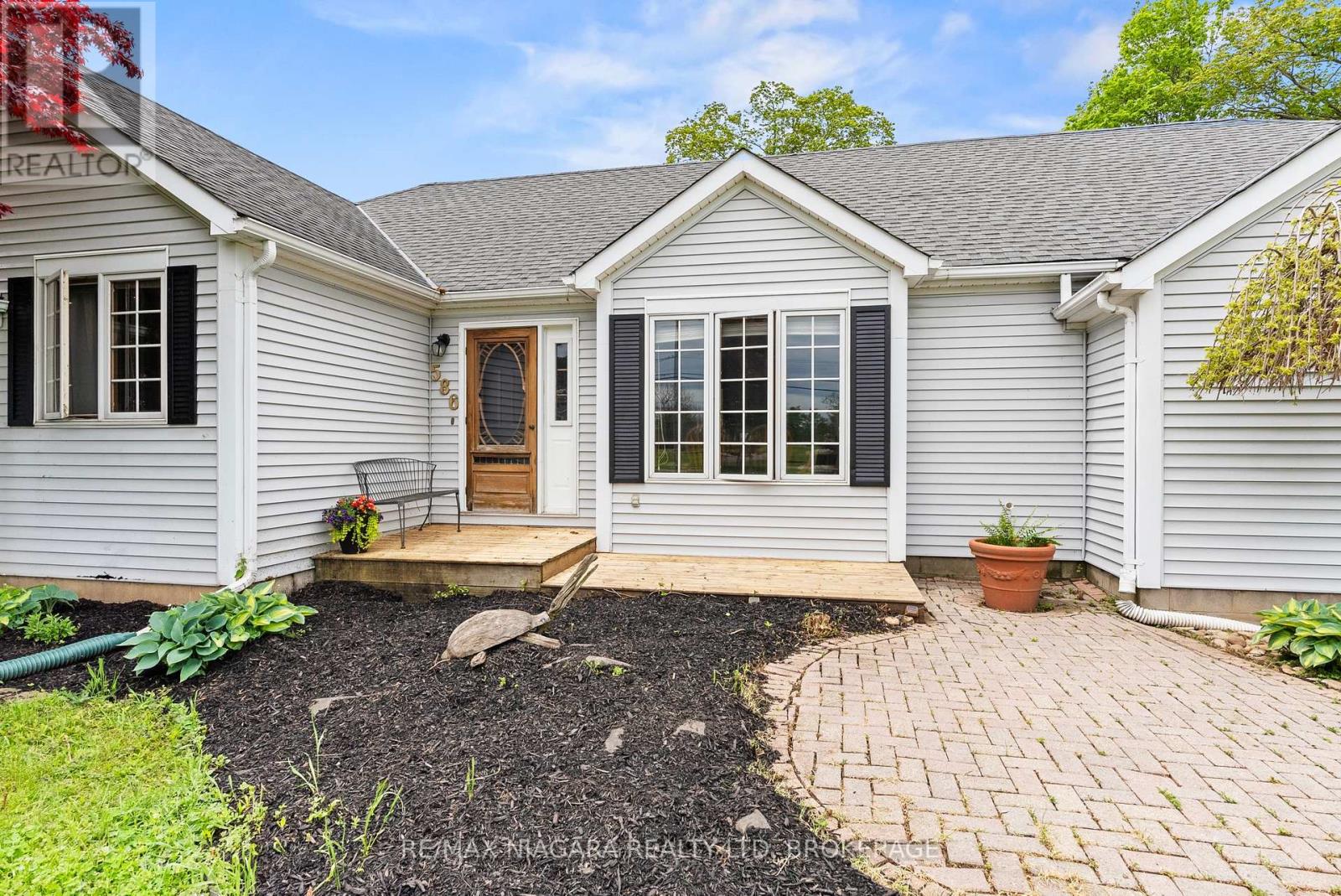 586 EMPIRE ROAD