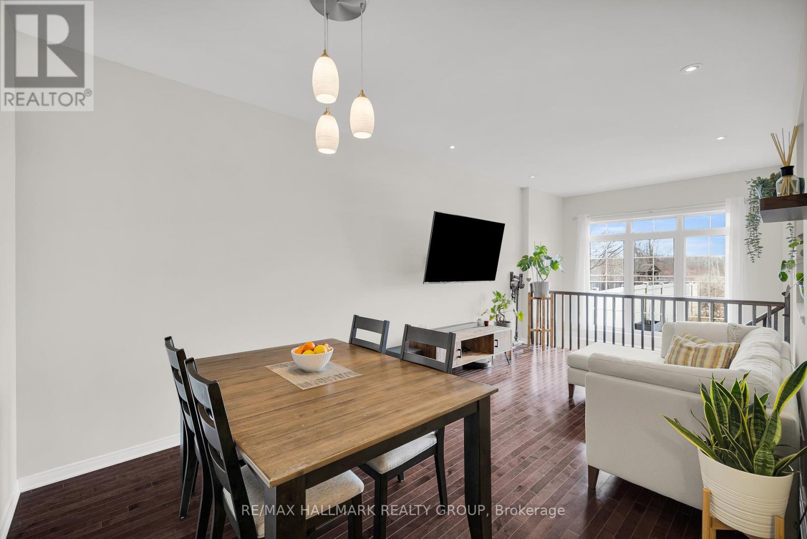 132 LARAMIE CRESCENT