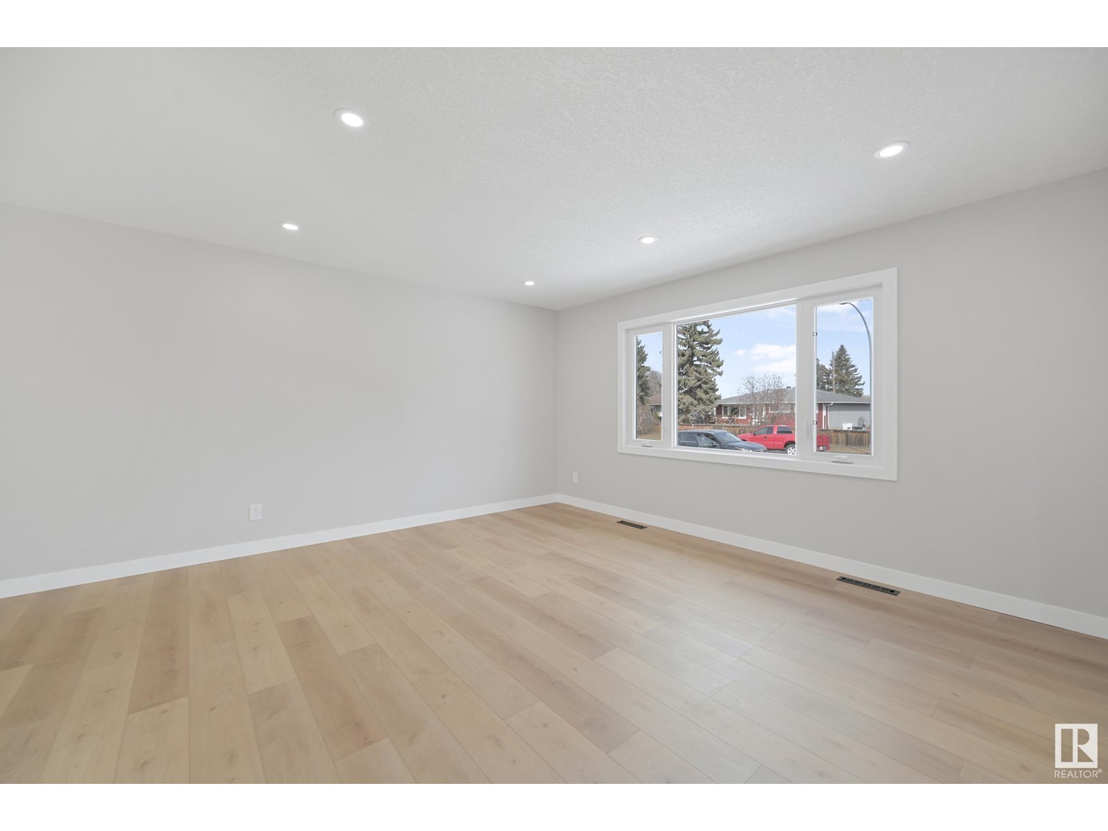 15705 86 AV NW NW