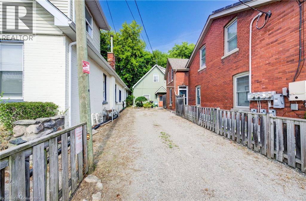 110 SURREY Street E